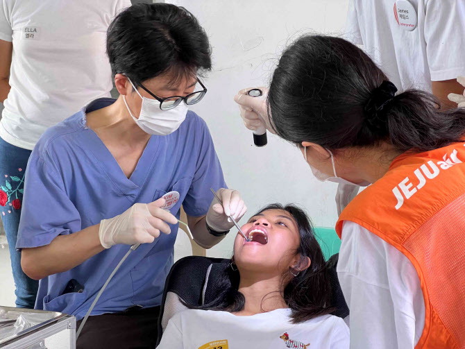 Jeju Air and the Open Medical Association are treating residents in Cebu on the 7th (local time).