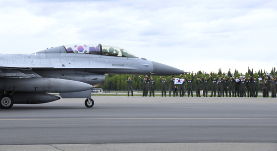A KF-16 that departed from the Air Force base in Chungju, North Chungcheong, to take part in the Red Flag exercise lands at Eielson Air Force Base in Alaska on June 4. [YONHAP]