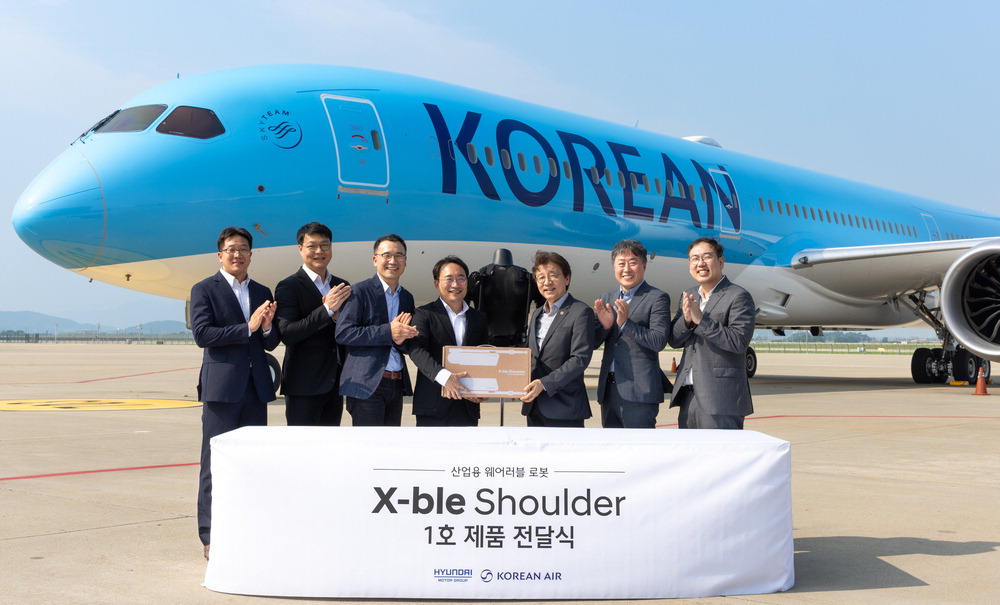 Hyundai Motor and Kia held the first delivery ceremony of the industrial-wear robot "X-ble Shoulder" at the Korean Air aircraft maintenance shop in Jung-gu, Incheon on the 8th. Xble Shoulder is a robot that assists workers' shoulder strength in a working environment without charging with a non-powered torque generation structure. From the fourth left, Hyun Dong-jin, managing director of Hyundai Motor and Kia Robotics Lab, and Chung Hyun-bo, managing director of Korean Air's aerospace business division. Hyundai Motor Company