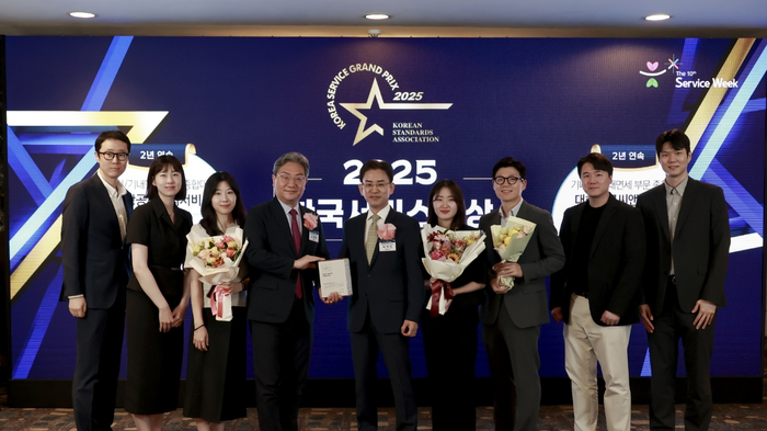 Choi Deok-jin, CEO of Korean Air C&D Service (fifth left), is taking a commemorative photo after winning the overall award for in-flight meals and in-flight duty free at the "2025 Korean Service Awards." (Photo provided = Korean Air C&D Service)