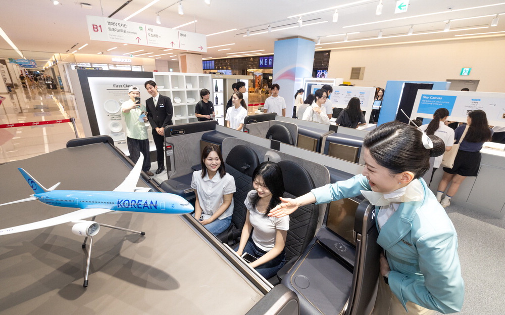 Customers who visited Korean Air's new CI concept pop-up store "BRAND NEW KE: in Seoul" are being guided by Korean Air flight attendants. The event, which will be held at COEX Mall in Seoul from May 5 to 13, attracted more than 5,000 visitors for two days. Korean Air