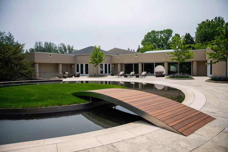 Michael Jordan’s Iconic Mansion Is Now an Airbnb