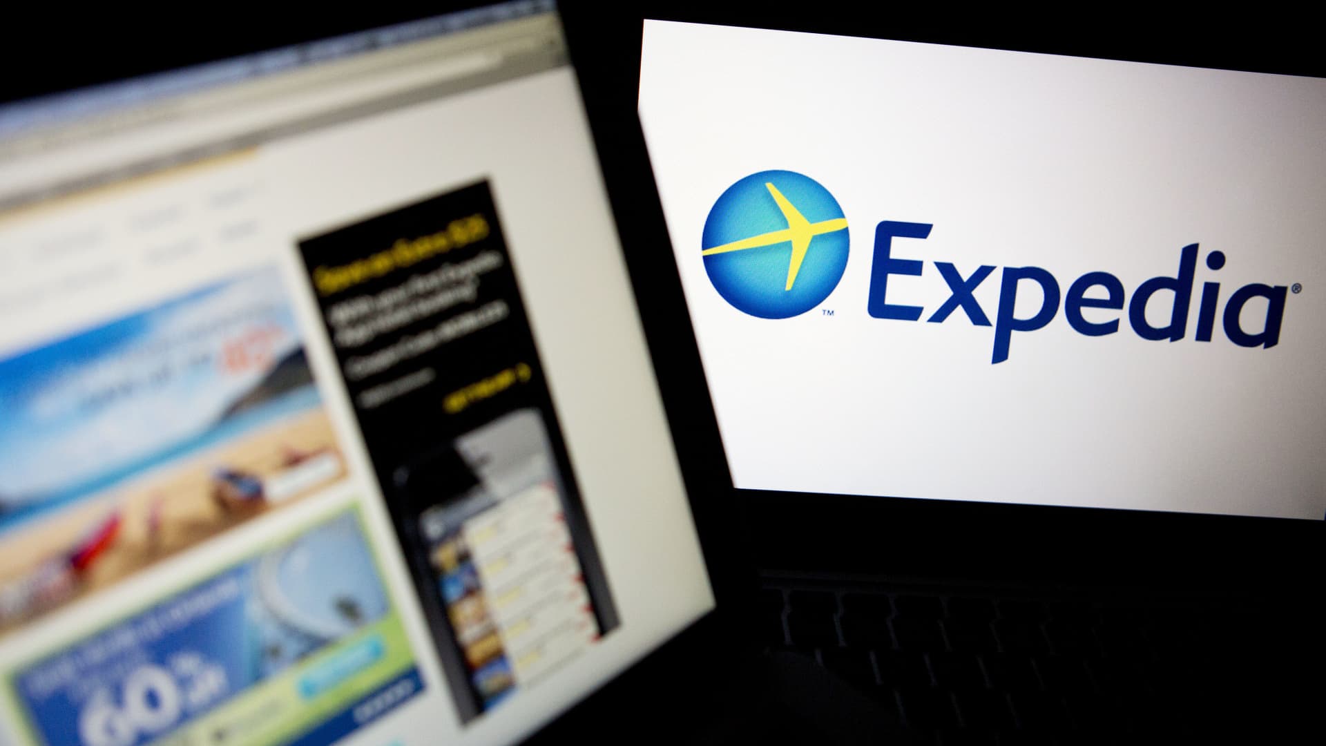 Here's why Jim Cramer would pick Expedia over Airbnb